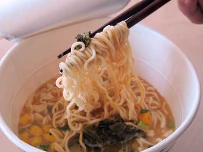 出前一丁「日本式トンコツ濃厚スープ味」